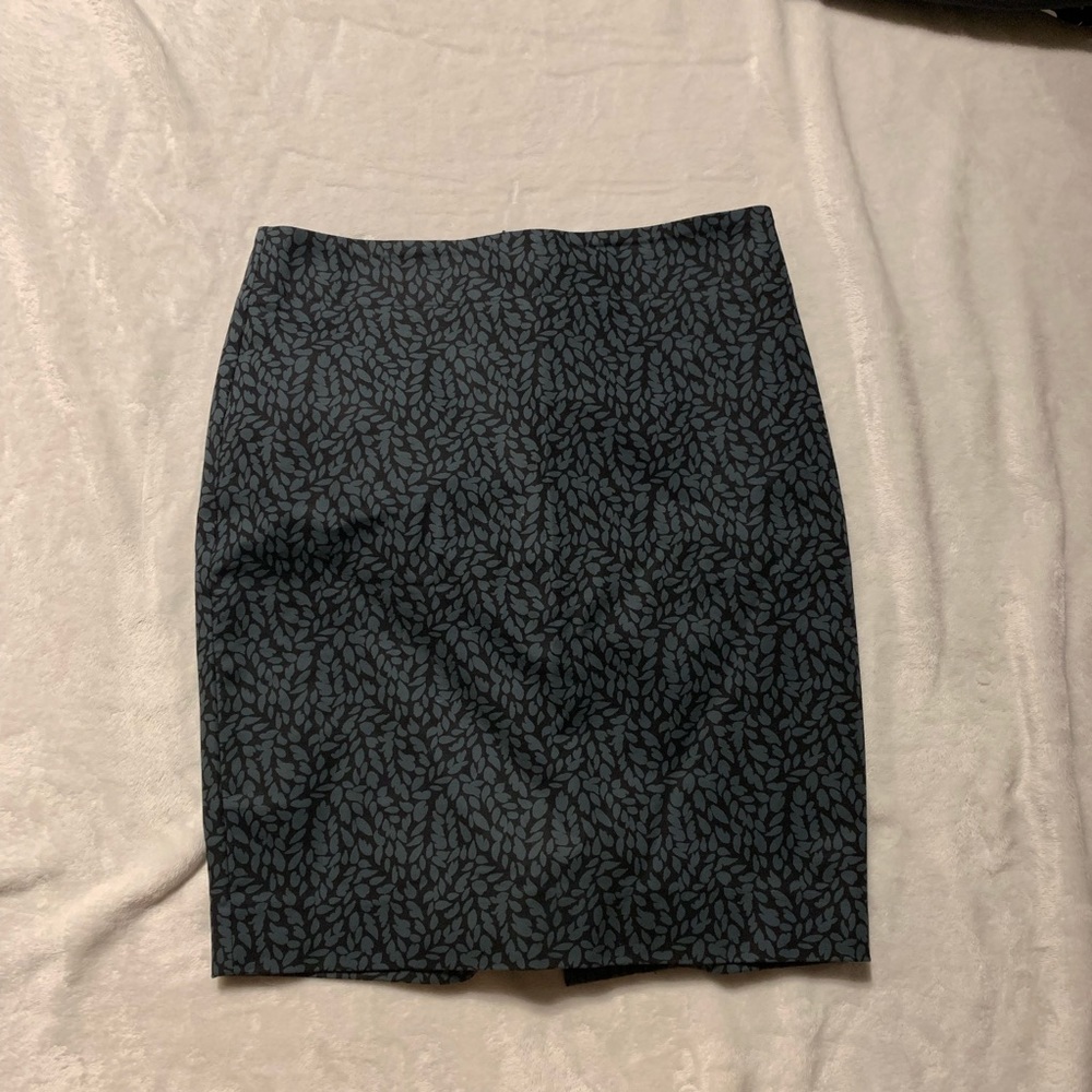 Loft size 4P dark green patterned pencil skirt